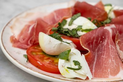 prosciutto,-mozzarella-e-pomodoro